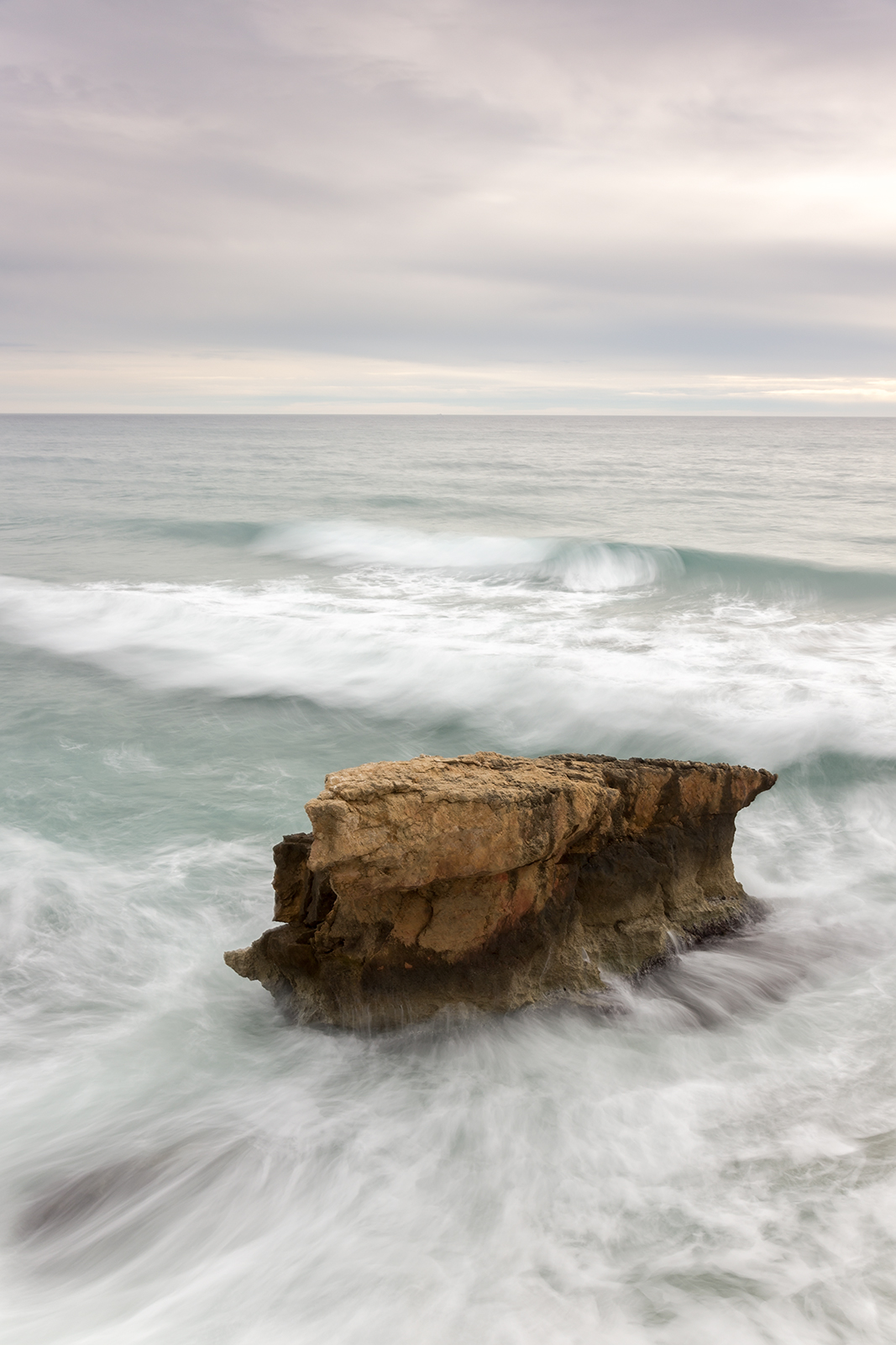 Paisaje costa de Tarragona, Tamarit, roca en el mar con oleaje,Danilatorre,danilatorre, Dani Latorre, daniel Latorre
